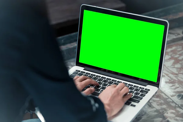 Kvinnan använder laptop med blank grön skärm. — Stockfoto