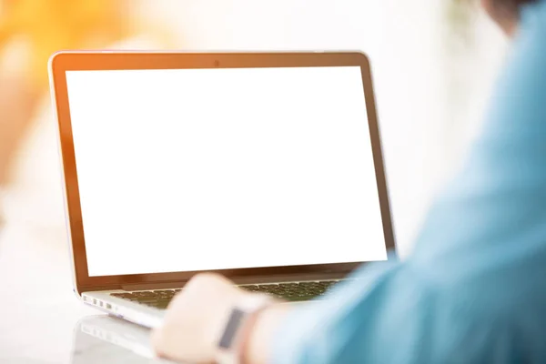 Kvinnan använder laptop med Tom vit skärm. — Stockfoto