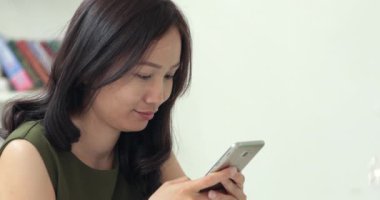 tablet bilgisayar dokunmatik evde gülümsemek yüz ile kullanan kadın.