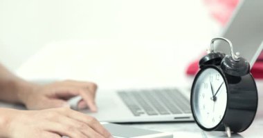 Dizüstü bilgisayar verileri yüklemek için bekleyen genç Asyalı kadın.