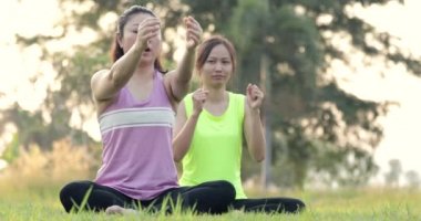 Parkta güzel günde egzersiz genç Asyalı kadın.