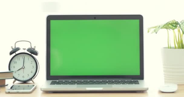 Dolly shot z přenosného počítače s zelená obrazovka.