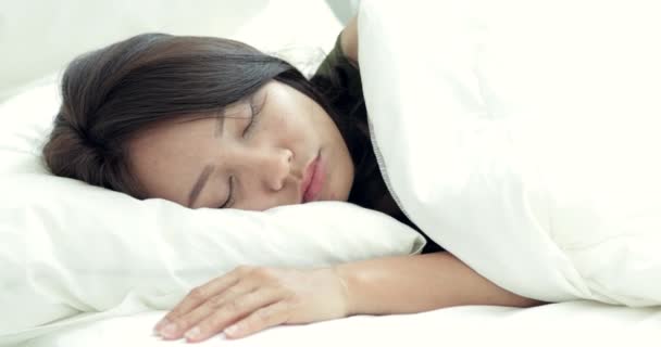 Fiatal Gyönyörű Alszik Ágyon Hálószobában — Stock videók