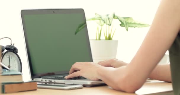 在亚洲的女人 在一个关键的绿色屏幕的笔记本电脑上打字起肩上投篮 — 图库视频影像