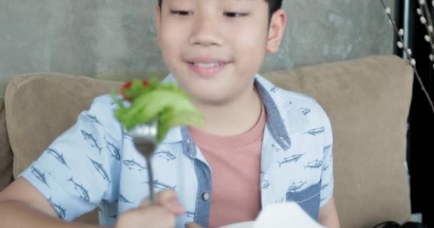 Asiatiska Boy Njuta Att Äta Sallad Friska Koncept — Stockvideo