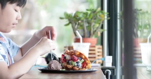 Asiático Chico Disfrutar Comer Mezcla Fruta Con Waffle — Vídeos de Stock