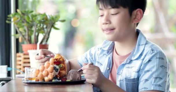 Ázsiai Fiú Ízlik Waffle Mix Gyümölcs — Stock videók