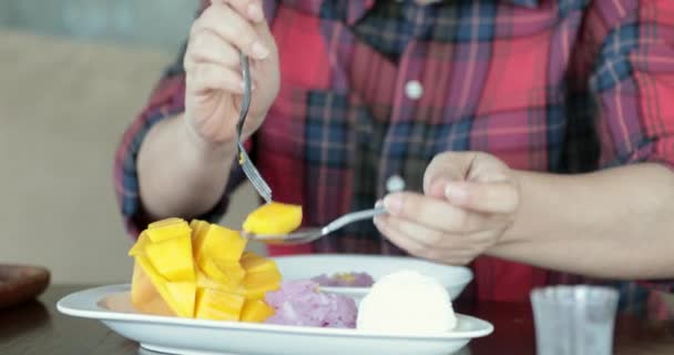 Feliz Bonito Asiático Mulher Desfrutar Comer Manga Pegajoso Arroz Com — Vídeo de Stock