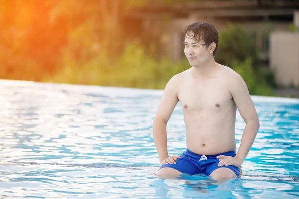 Jeune homme dans la piscine avec sourire visage . — Photo