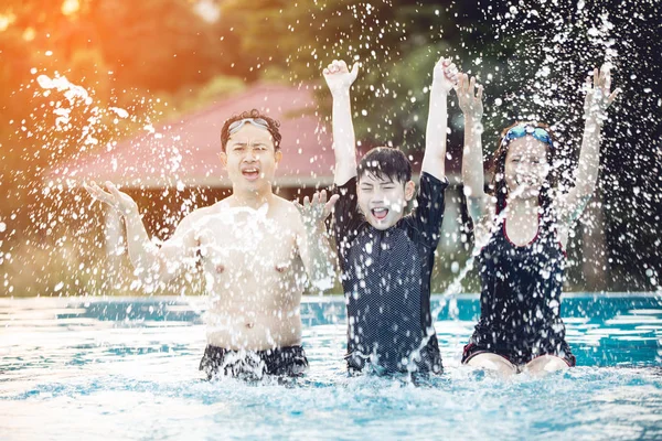 Retrato de família feliz na piscina . — Fotografia de Stock