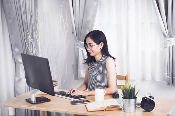 Porträtt av Söt asiatisk kvinna använder peronal dator — Stockfoto