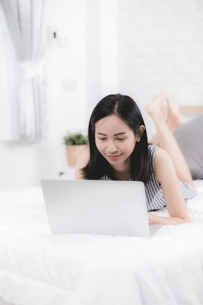 Mujer asiática linda usando el ordenador portátil en casa , —  Fotos de Stock