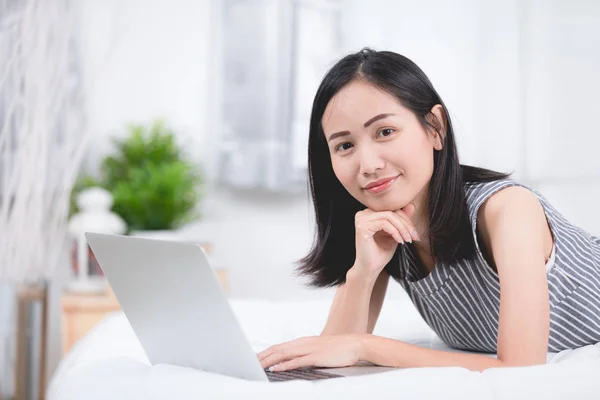 Asiatico donna utilizzando laptop a casa, — Foto Stock