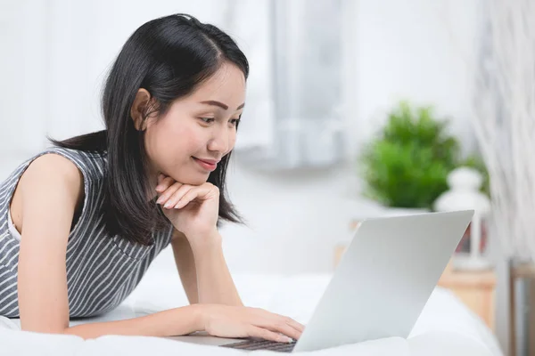 Asiatisk kvinna som använder laptop hemma, — Stockfoto