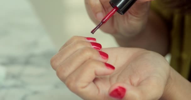 Mulher Asiática Fazer Esteticista Aplicando Esmalte Nas Unhas Femininas — Vídeo de Stock