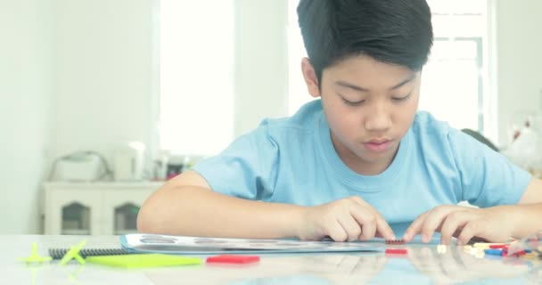 Милый Азиатский Мальчик Играет Пластиковый Блок Дома Улыбкой Лице — стоковое видео
