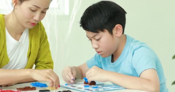 Gelukkig Aziatische Familie Moeder Zoon Kunststof Blok Samenspelen — Stockvideo