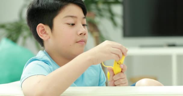 Lindo Asiático Chico Disfrutar Comer Poco Banana Con Sonrisa Cara — Vídeo de stock