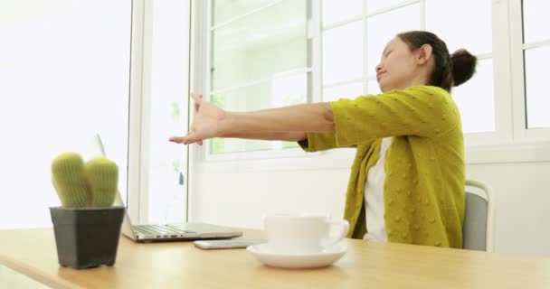 Ziemlich Asiatische Business Frau Stretching Entspannen Und Arbeiten Mit Computer — Stockvideo