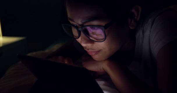 Jovem Mulher Asiática Brincando Com Celular Smartphone Uma Cama Noite — Vídeo de Stock