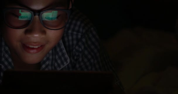 Jeune Garçon Jouant Avec Téléphone Portable Smartphone Sur Lit Nuit — Video