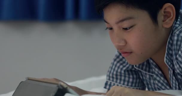 Νεαρό Αγόρι Παίζει Ένα Κινητό Τηλέφωνο Smartphone Ένα Κρεβάτι Διανυκτέρευση — Αρχείο Βίντεο
