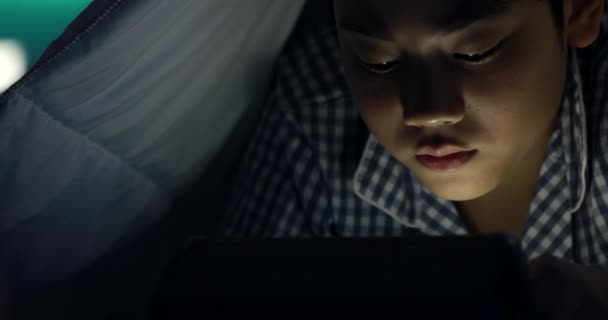 Niño Jugando Con Teléfono Celular Smartphone Una Cama Noche — Vídeos de Stock