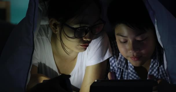 亚洲家庭的年轻母亲与儿子玩手机或智能手机在床上 — 图库视频影像