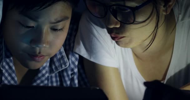 携帯電話やスマート フォン ベッドの上で遊ぶ息子のアジア家族若い母親 — ストック動画