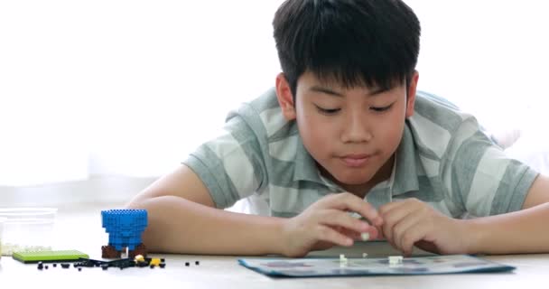 Милий Азіатський Хлопчик Грає Пластиковий Блок Вдома Посмішкою Обличчя — стокове відео