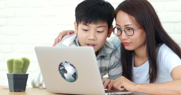 Feliz Asiático Familia Madre Con Hijo Usando Laptop Ordenador Trabajo — Vídeo de stock