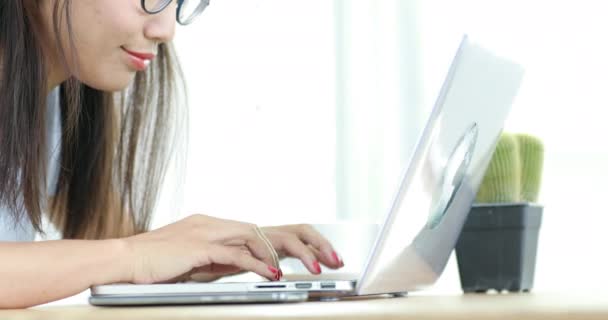 Jovem Bonito Mulher Asiática Usando Computador Portátil Pensando Sobre Isso — Vídeo de Stock