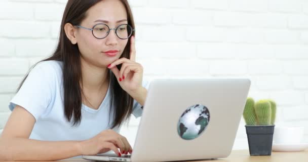 Jovem Bonito Mulher Asiática Usando Computador Portátil Pensando Sobre Isso — Vídeo de Stock