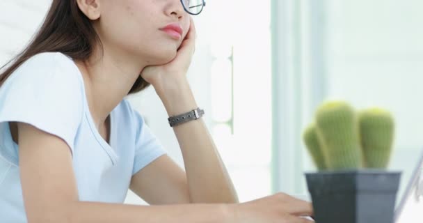 Jovem Bonito Mulher Asiática Usando Computador Portátil Pensando Sobre Isso — Vídeo de Stock