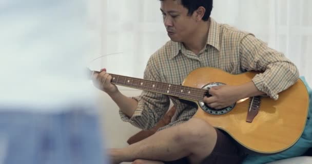 Homem Asiático Tocando Uma Guitarra Clássica — Vídeo de Stock