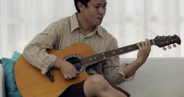 Homem Asiático Tocando Uma Guitarra Clássica — Vídeo de Stock