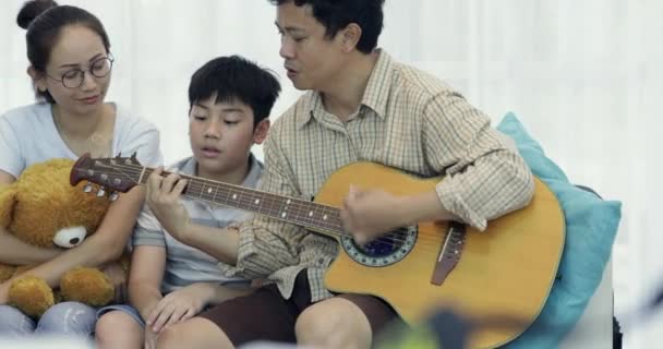 Felice Padre Asiatico Suonare Chitarra Sua Famiglia Casa — Video Stock