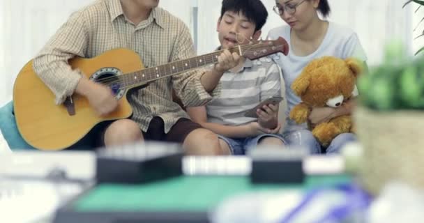 Feliz Asiático Padre Jugando Guitarra Para Familia Casa — Vídeos de Stock