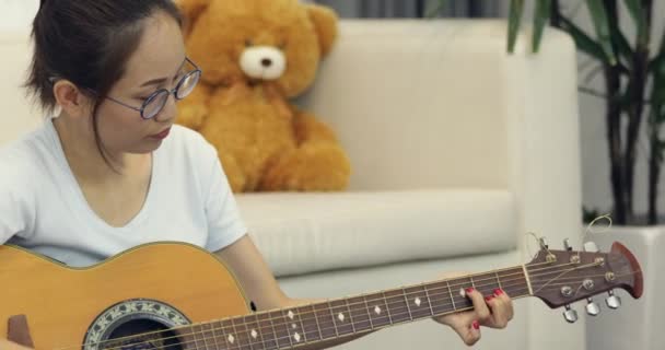 Asijská Dívka Sedící Židli Dlouhou Pohovku Soustředění Zaměřené Naučit Hrát — Stock video