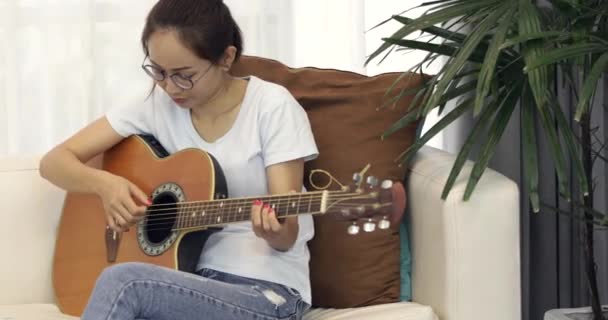 Asiática Joven Sentada Sofá Largo Silla Concentrándose Centrado Aprender Tocar — Vídeos de Stock