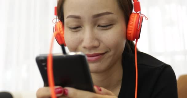 Hermosa Mujer Asiática Escuchando Música Auriculares Uso Teléfono Inteligente Sofá — Vídeo de stock