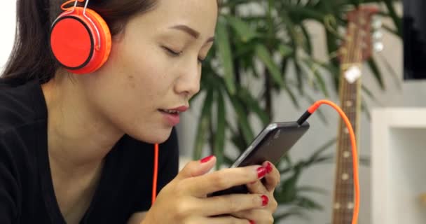 Hermosa Mujer Asiática Escuchando Música Auriculares Uso Teléfono Inteligente Sofá — Vídeo de stock