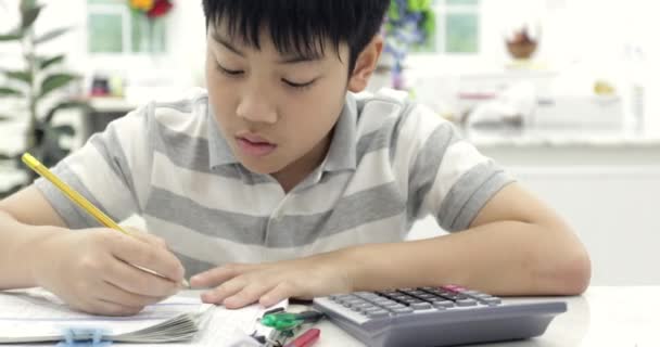 Azjatycki Dziecko Czytania Obliczania Pisania Odrabianie Lekcji Domu — Wideo stockowe