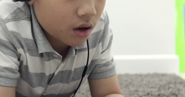 Retrato Niño Preadolescente Asiático Feliz Acostado Despierto Con Teléfono Inteligente — Vídeos de Stock