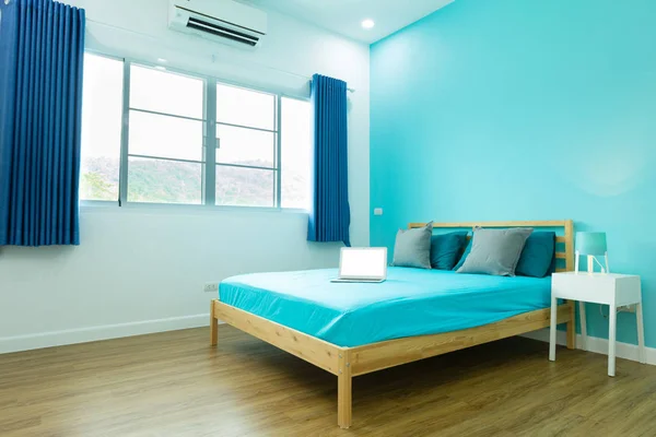 Голубая светлая спальня с белыми аксессуарами — стоковое фото