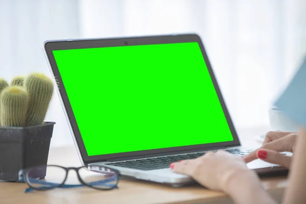 Imagen burlona de una mujer usando un ordenador portátil con pantalla verde en blanco . —  Fotos de Stock