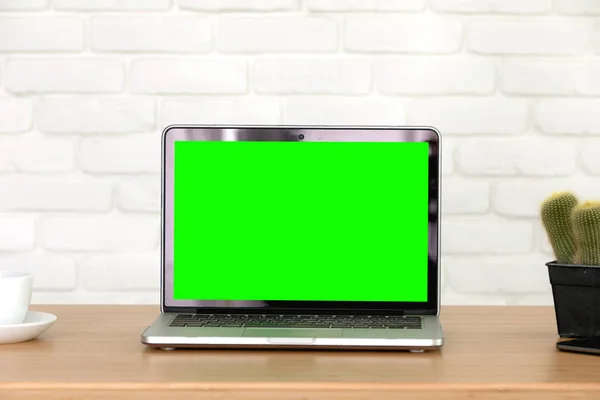 Mockup bild av laptop med blank grön skärm. — Stockfoto