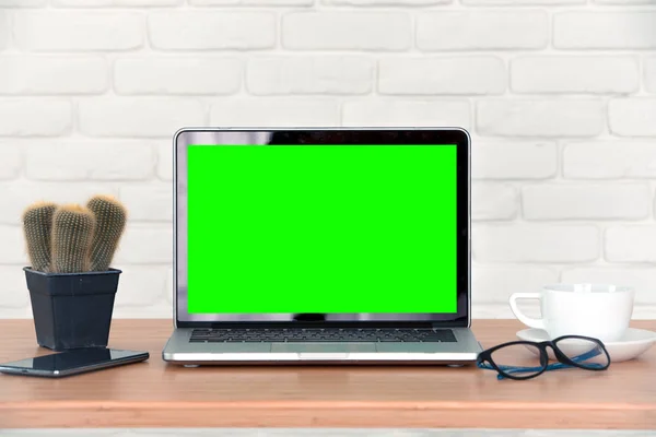 Mockup bild av laptop med blank grön skärm. — Stockfoto