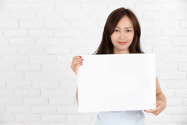 Asian woman smiling holding the card. — Stock Photo, Image