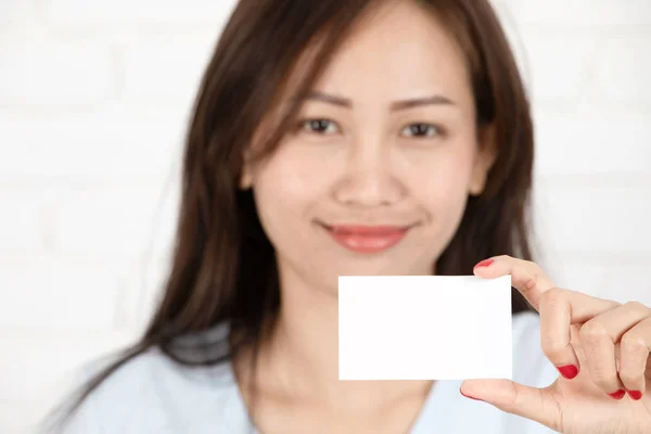 Asian woman smiling holding the card. — Stock Photo, Image